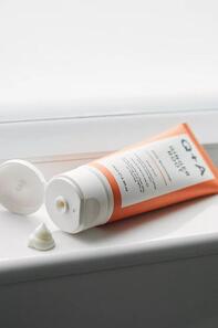 Увлажняющий крем для лица c корнем имбиря Q+A Ginger Root Daily Moisturiser 75 мл Изображение