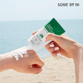 Успокаивающий солнцезащитный крем Some By Mi Truecica Mineral 100 Calming Tone-Up Suncream SPF 50+ PA++++ 50мл Изображение